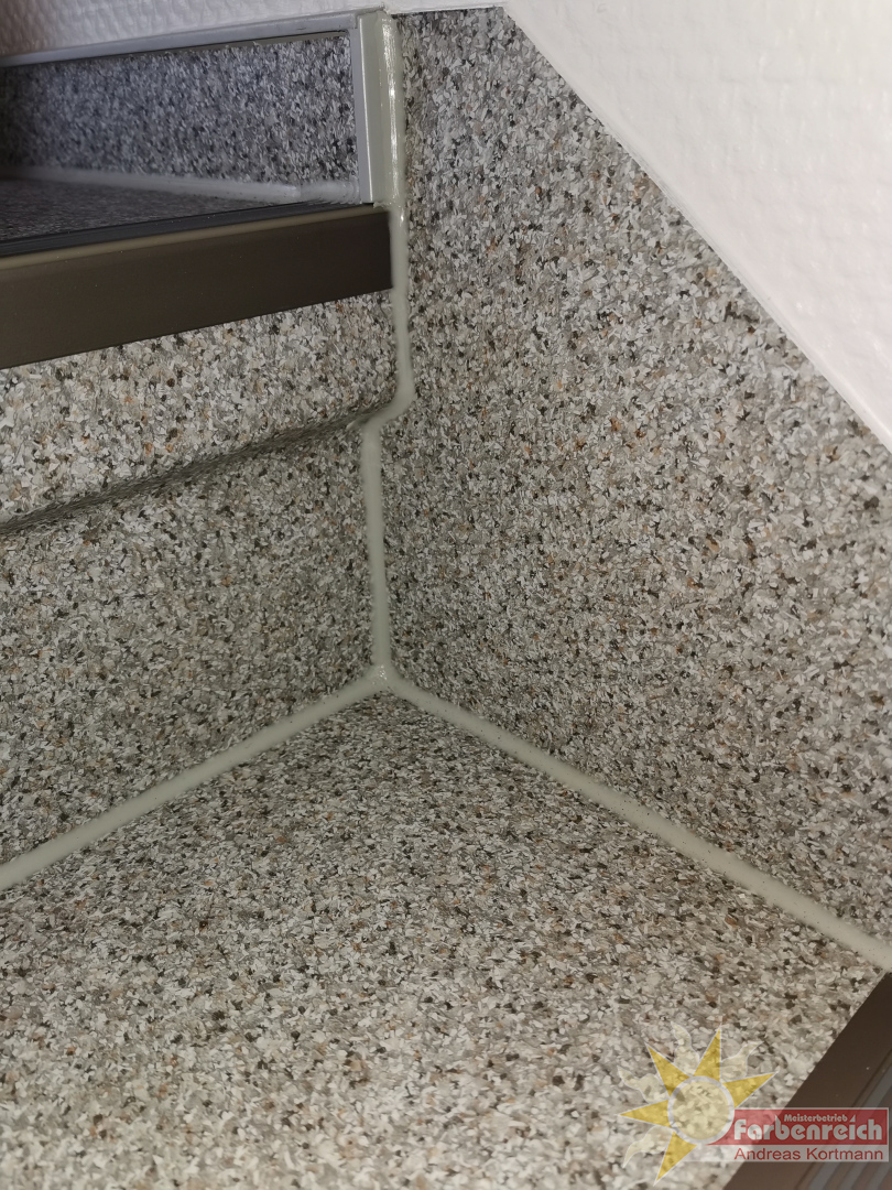 Tarkett CV Design, Bodenbelag im Eingangsbereich eines privaten Treppenhauses verlegt, Treppenkantenprofile  von Dölken mit phosphoreszierende  (nachleuchtende ) Kante