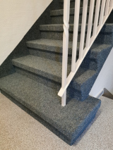 Alte Steintreppe im privaten Treppenhaus komplett mit Brillux Nadelvlies Achat Bodenbelag eingepackt bzw. verlegt