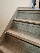 Tarkett CV Design, Bodenbelag im Eingangsbereich eines privaten Treppenhauses verlegt, Treppenkantenprofile  von Dölken mit phosphoreszierende  (nachleuchtende ) Kante