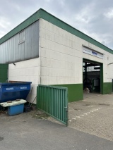 Firmenhallen ca. 800 qm brauchten  dringend eine neue Aufarbeitung  - Anstrich, inklusive  Farbtonänderung.