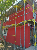 Der Efeu musste weichen, aber jetzt kann sich die Fassade in ihrer ganzen roten Schönheit zeigen