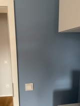 Homeoffice in einem kleinen aber feinem Ambiente. Blau ist eine Farbe, die  beruhigend, entspannend und vertrauensfördernd auf das Leben wirkt.. Blau wird oft mit Himmel und Meer verbunden und symbolisiert Harmonie, Beständigkeit und Frieden. Blau kann die Konzentration, die Intuition und die Klarheit der Gedanken verbessern. Also haben wir ein Homeoffice der Superlative geschaffen, wo man sich  voll auf seinen Job konzentrieren kann, der Chef  sollte eigentlich ein Obolus bei der Renovierung beitragen für den perfekten Arbeitsplatz.