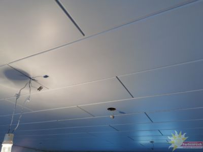 Holzdecke im Airless Spritzverfahren beschichtet