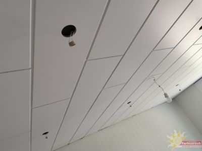 Holzdecke im Airless Spritzverfahren beschichtet