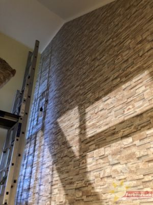 Treppenhauskopfwand 4.0, Höhe 10,80 m drei Treppenläufe, 24 Stufen mit 48 Befestigungsanker. Aufgabe ! Mustertapete tapezieren, leider nur 10,50 m die Rolle also oben mit einer ganzen Rolle anfangen, um alle Hindernisse herum arbeiten und als Dankeschön unten noch die fehlenden cm bei tapezieren.