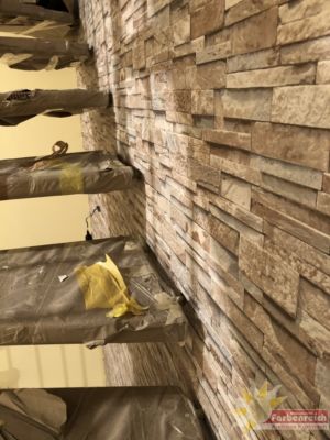 Treppenhauskopfwand 4.0, Höhe 10,80 m drei Treppenläufe, 24 Stufen mit 48 Befestigungsanker. Aufgabe ! Mustertapete tapezieren, leider nur 10,50 m die Rolle also oben mit einer ganzen Rolle anfangen, um alle Hindernisse herum arbeiten und als Dankeschön unten noch die fehlenden cm bei tapezieren.